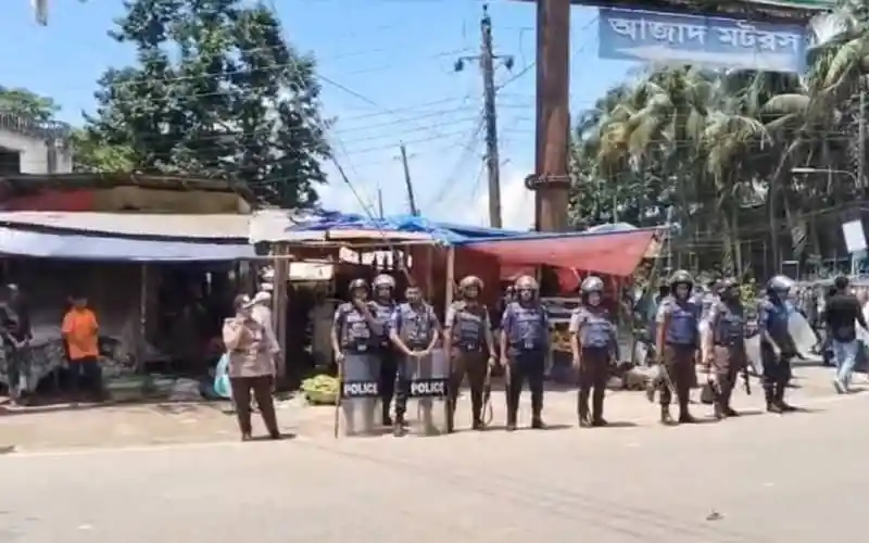 অটোরিকশা চালকদের অবরোধ, পুলিশ মোতায়েন, গাছের গুঁড়ি ফেলে প্রতিবাদ. Channel i News - চ্যানেল আই নিউজ