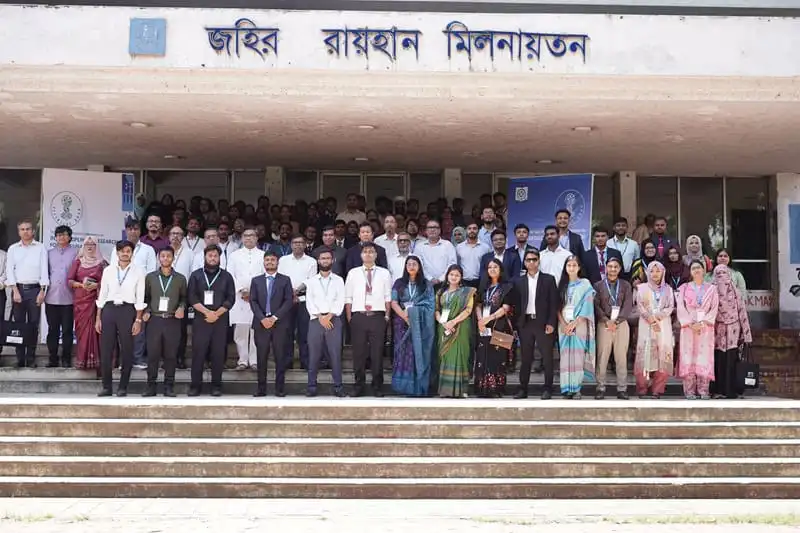 বিশ্ববিদ্যালয় ক্যাম্পাসে আন্তর্জাতিক গবেষণা সম্মেলনে অংশগ্রহণকারী দল. Channel i News - চ্যানেল আই নিউজ