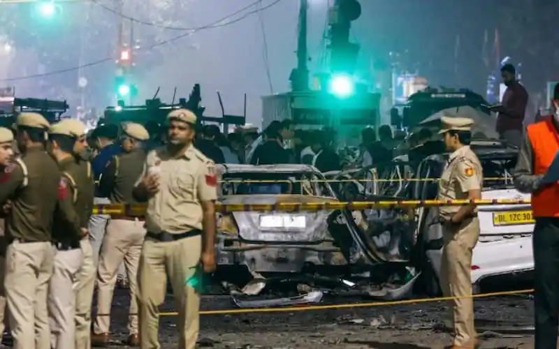 বাংলাদেশের রাজধানীতে বিস্ফোরণের পর পুলিশ ও উদ্ধারকর্মীরা তদন্তে ব্যস্ত. Channel i News - চ্যানেল আই নিউজ