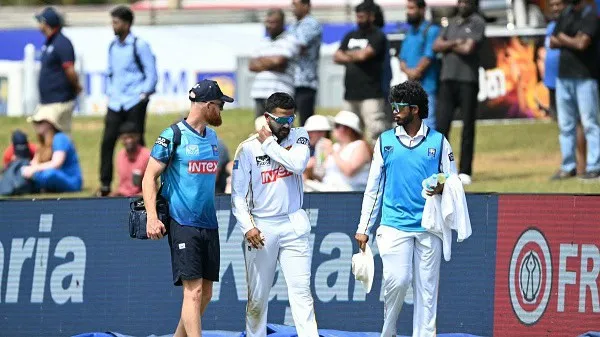 চান্দিমাল মাঠ থেকে হাসপাতালে নেওয়া হচ্ছে, ক্রিকেটাররা পাশে দাঁড়িয়ে. Channel i News - চ্যানেল আই নিউজ