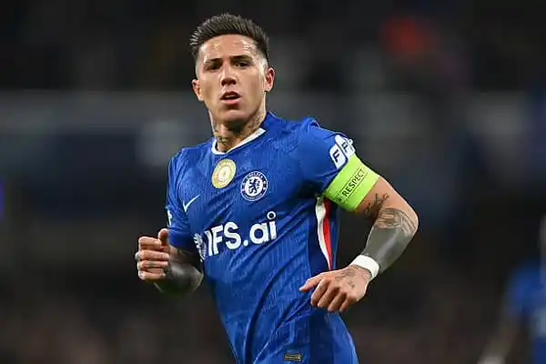 Chelsea ফুটবল খেলোয়াড় ক্যাপ্টেনের ছবি, মাঠে খেলছেন. Channel i News - চ্যানেল আই নিউজ