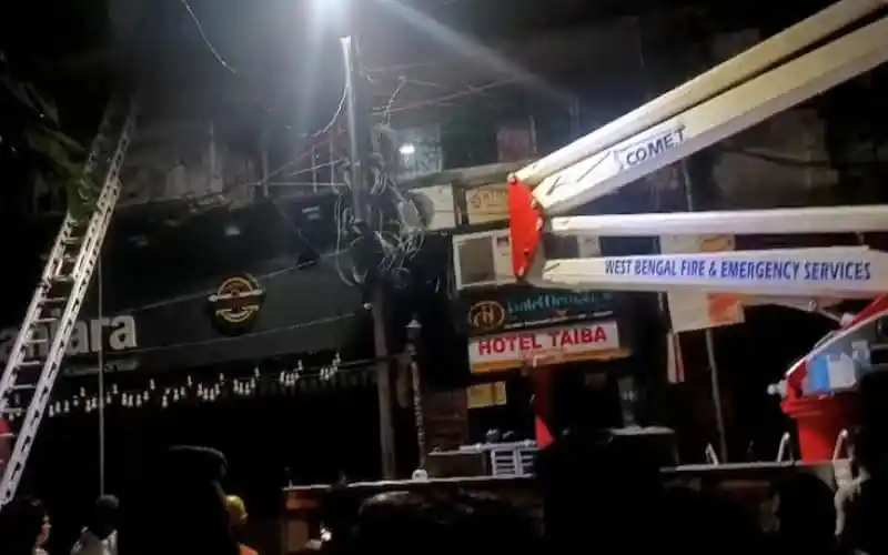 কলকাতার হোটেলে অগ্নিকাণ্ডের দৃশ্য, ধোঁয়া ও উদ্ধার কাজ চলছে. Channel i News - চ্যানেল আই নিউজ