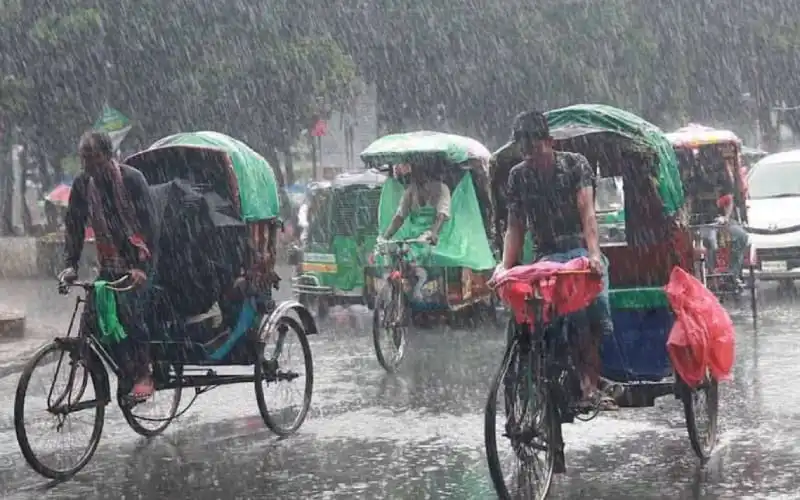বৃষ্টির মধ্যে রিকশা ও অটোরিকশা চলাচল করছে ঢাকায়. Channel i News - চ্যানেল আই নিউজ