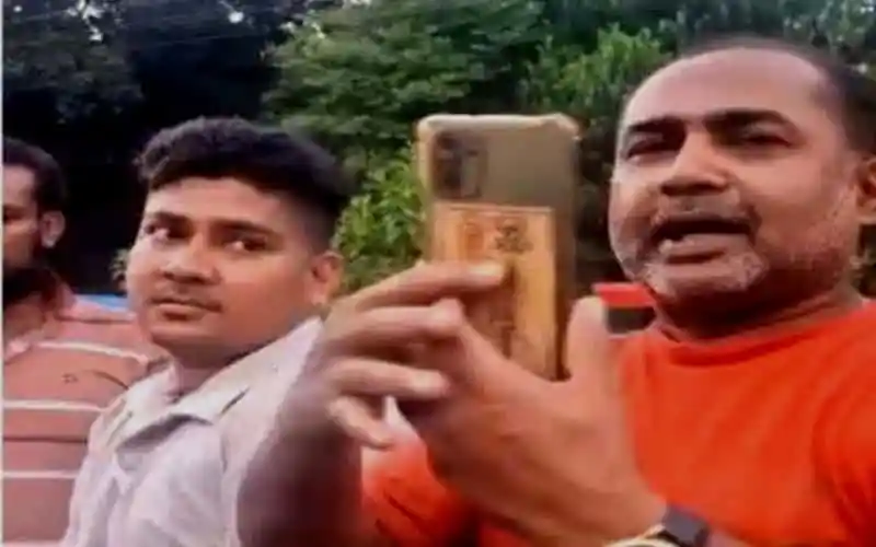 পুলিশ সদস্যকে মারধর করে ভিডিও ধারণ করছেন একজন ব্যক্তি. Channel i News - চ্যানেল আই নিউজ