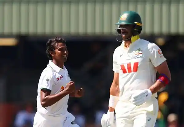বাংলাদেশের ক্রিকেটার হাসান ও স্যামুয়েল স্মিথের মধ্যে উদযাপন।. Channel i News - চ্যানেল আই নিউজ