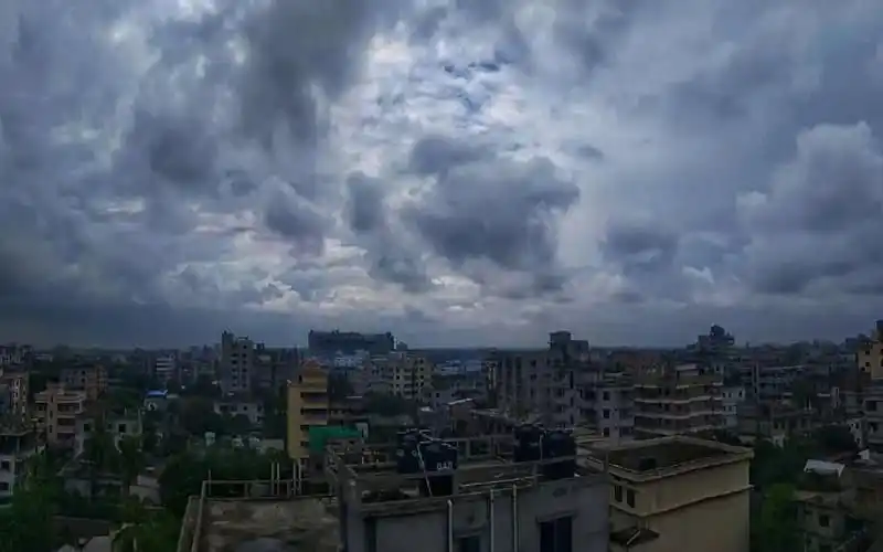 আকাশে ঘন মেঘে ঢাকা, ভারী বৃষ্টির পূর্বাভাস. Channel i News - চ্যানেল আই নিউজ