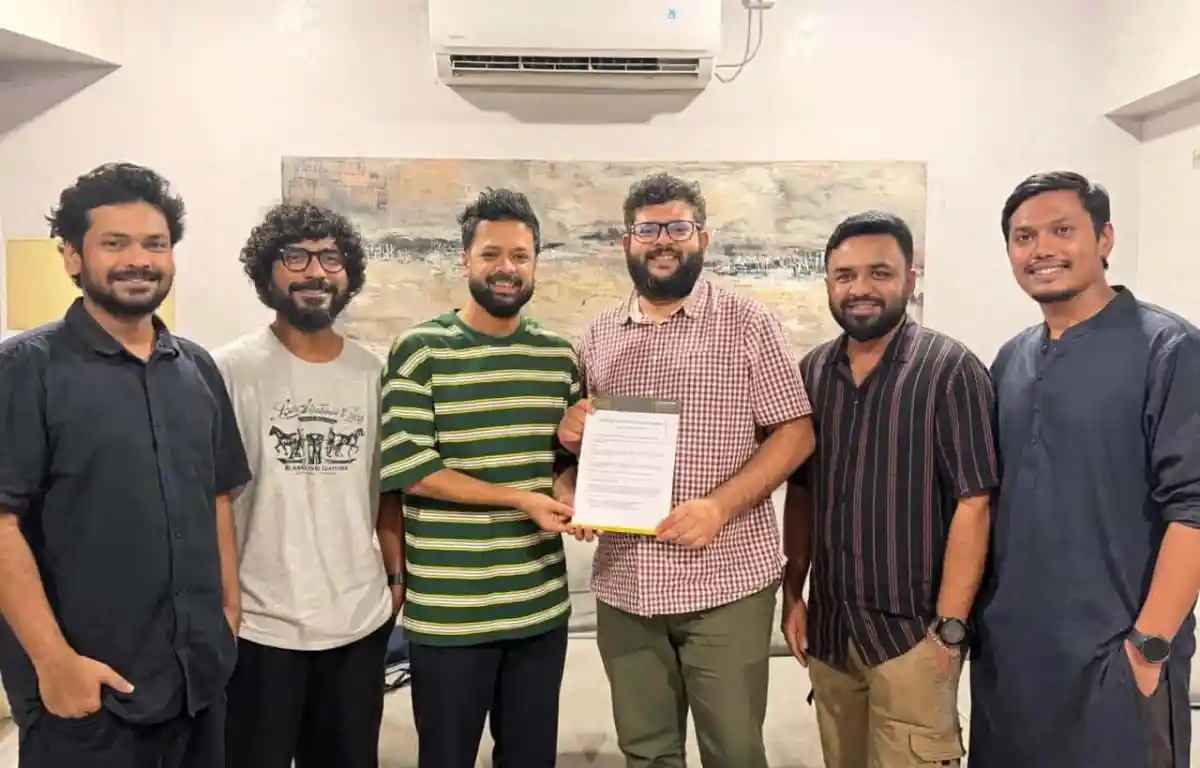 ছয়জন যুবক একটি কক্ষে দাঁড়িয়ে হাসিমুখে ছবি তুলছেন. Channel i News - চ্যানেল আই নিউজ