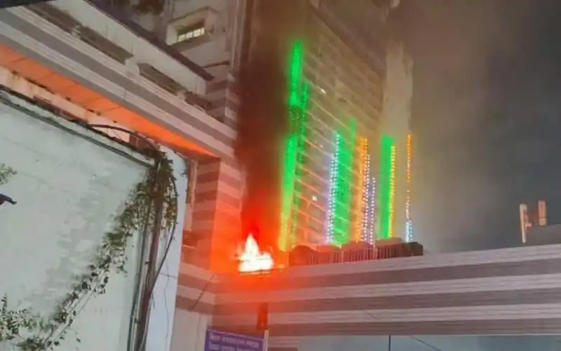 কলকাতা বিমানবন্দরের পুরনো এটিসি ভবনে অগ্নিকাণ্ডের ঘটনা. Channel i News - চ্যানেল আই নিউজ