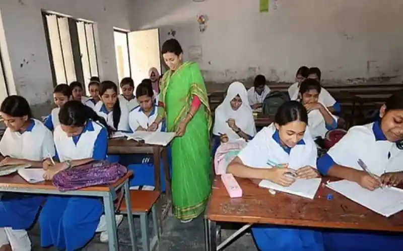 শিক্ষার্থীরা বদলির জন্য আবেদন ফর্ম পূরণ করছে, স্কুলে শিক্ষকদের উপস্থিতি. Channel i News - চ্যানেল আই নিউজ