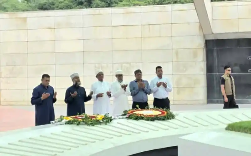 জিয়াউর রহমান ও খালেদা জিয়ার সমাধিতে মির্জা ফখরুলের শ্রদ্ধা