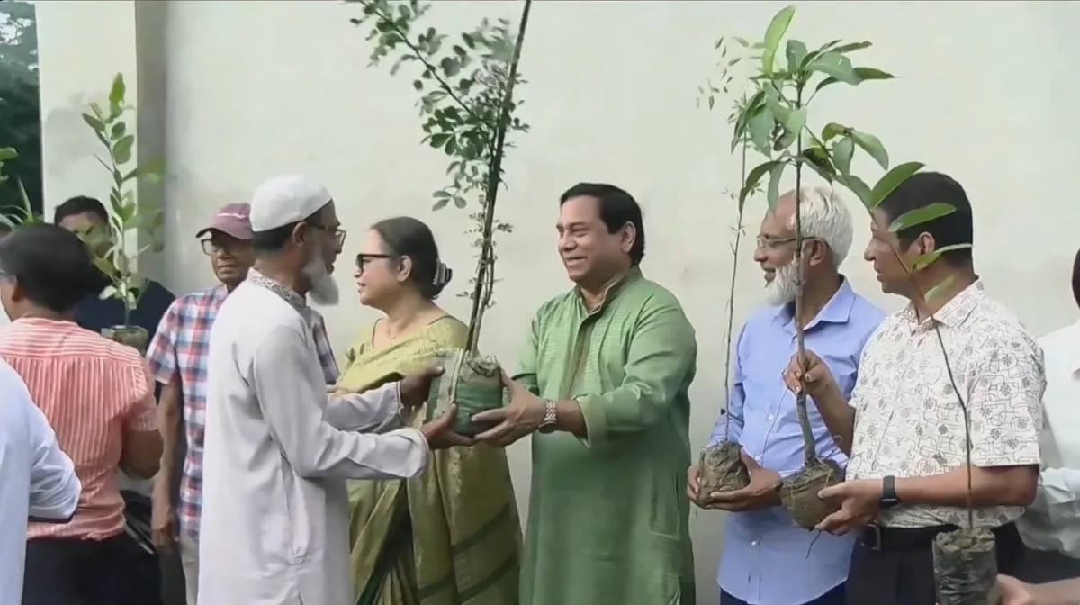 জলবায়ু সংকট মোকাবিলায় বাড়ির আঙিনায়ও গাছ লাগাতে হবে: মুকিত মজুমদার বাবু