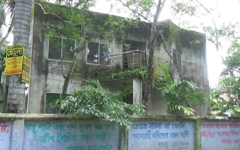 কোটি টাকার দৃষ্টি প্রতিবন্ধী স্কুলে নেই শিক্ষার্থী, জঙ্গল-ঝোপে ‘ভূতের বাড়ি’ ভবন