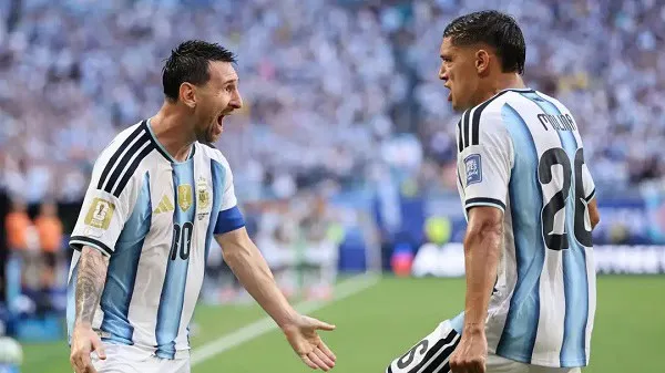 আর্জেন্টাইন ফুটবল তারকা লিওনেল মেসি ও লুকা ডি ইয়ং ফুটবল ম্যাচে আনন্দিত. Channel i News - চ্যানেল আই নিউজ