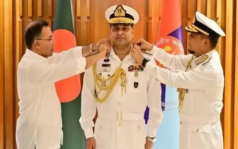 নৌবাহিনী প্রধানের অ্যাডমিরাল পদোন্নতি অনুষ্ঠানে আনুষ্ঠানিক পোশাক পরিহিত কর্মকর্তা. Channel i News - চ্যানেল আই নিউজ