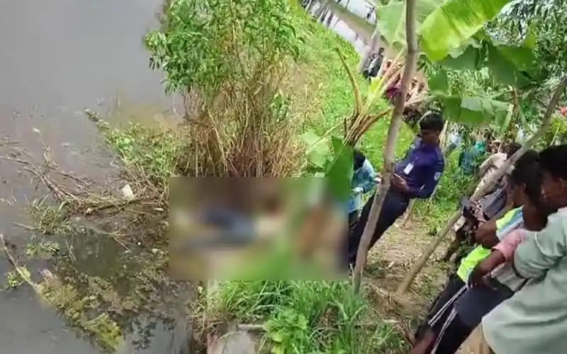 দিনাজপুরে অজ্ঞাত যুবকের মরদেহ নদীতে পড়ে থাকতে দেখা যাচ্ছে।. Channel i News - চ্যানেল আই নিউজ