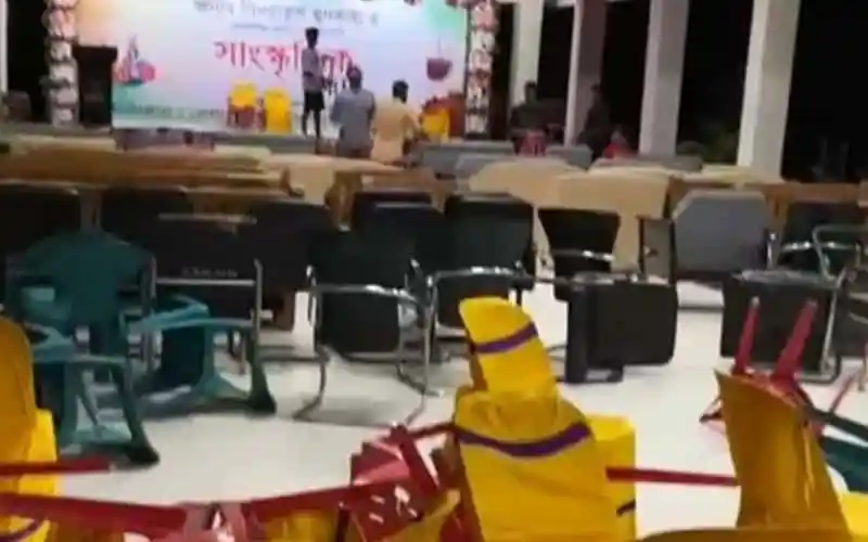 আনুষ্ঠানিকতা চলাকালে চ্যানেল আই অনলাইন স্টেজে দর্শক ও অতিথিরা উপস্থিত. Channel i News - চ্যানেল আই নিউজ