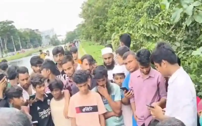 Many people gathered on the roadside after a tragic train accident in Chattogram. Channel i News - চ্যানেল আই নিউজ