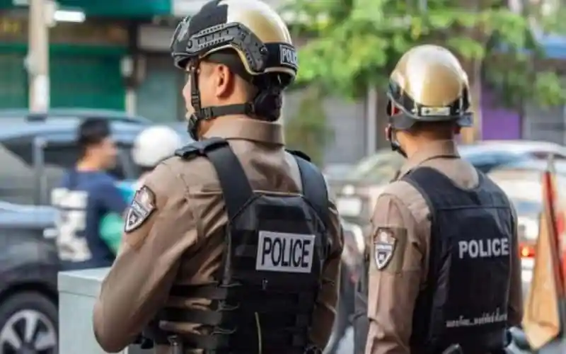 বাংলাদেশের পুলিশ সদস্যরা সড়কে নিরাপত্তা ব্যবস্থা গ্রহণ করছেন।. Channel i News - চ্যানেল আই নিউজ