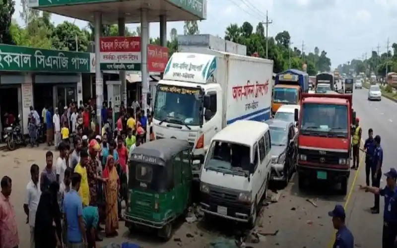 ফেনীতে কাভার্ড ভ্যানের ধাক্কায় শ্রমিক নিহতের ঘটনায় যানজট সৃষ্টি. Channel i News - চ্যানেল আই নিউজ