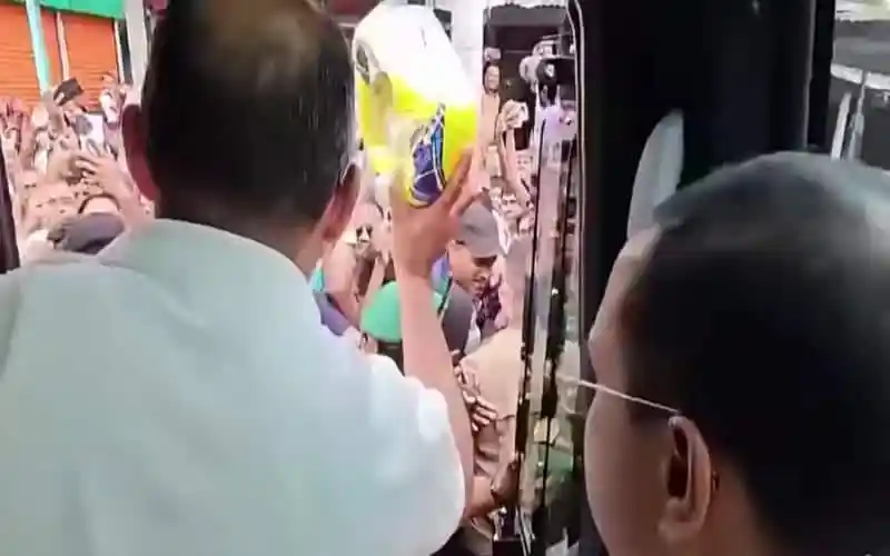 প্রধানমন্ত্রী কিশোরগঞ্জে শিশুদের ক্রীড়া সামগ্রী উপহার দেন. Channel i News - চ্যানেল আই নিউজ