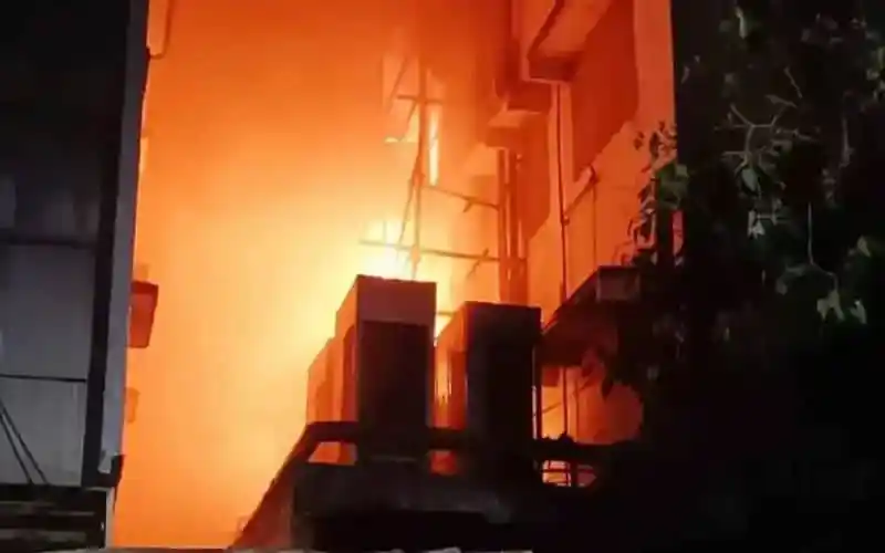 কলকাতার বাংলাদেশ উপ-হাইকমিশনের ভবনে অগ্নিকাণ্ডের দৃশ্য।. Channel i News - চ্যানেল আই নিউজ