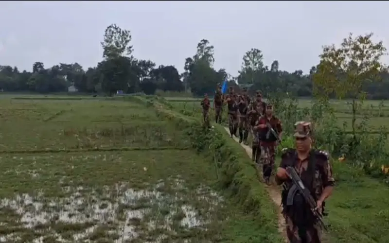 বাংলাদেশি সীমান্তরক্ষী বাহিনী সদস্যরা গুলির জন্য প্রস্তুত. Channel i News - চ্যানেল আই নিউজ