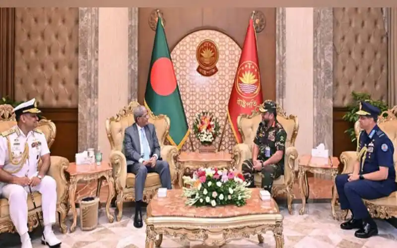 বাংলাদেশ ও মালদ্বীপের সামরিক কর্মকর্তাদের বৈঠক, উভয় দেশের পতাকা ও সামরিক পোশাক।. Channel i News - চ্যানেল আই নিউজ