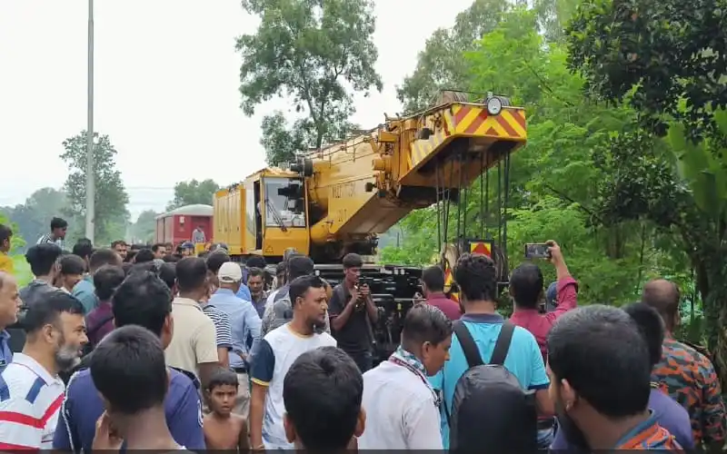 সিল্কসিটি এক্সপ্রেস ট্রেনের বগি লাইনচ্যুতের ঘটনাস্থলে উদ্ধার কাজ চলছে. Channel i News - চ্যানেল আই নিউজ