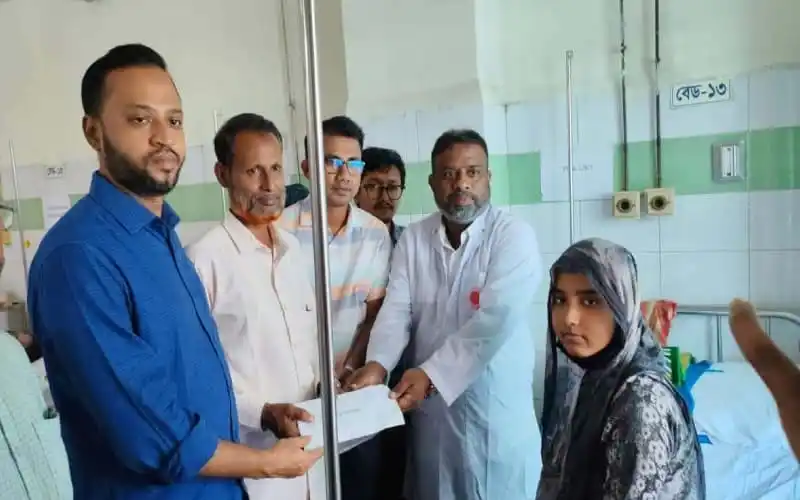 প্রধানমন্ত্রী ক্যান্সার রোগীর পরিবারের পাশে দাঁড়িয়ে চিকিৎসা সহায়তা প্রদান. Channel i News - চ্যানেল আই নিউজ