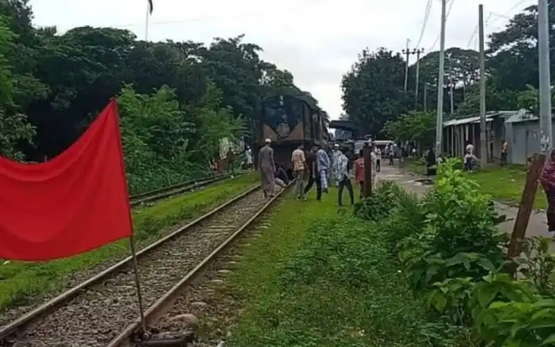 ঢাকা-ময়মনসিংহ রুটে ট্রেন চলাচল স্বাভাবিক, যাত্রীরা নিরাপদে ট্রেনে উঠছে।. Channel i News - চ্যানেল আই নিউজ