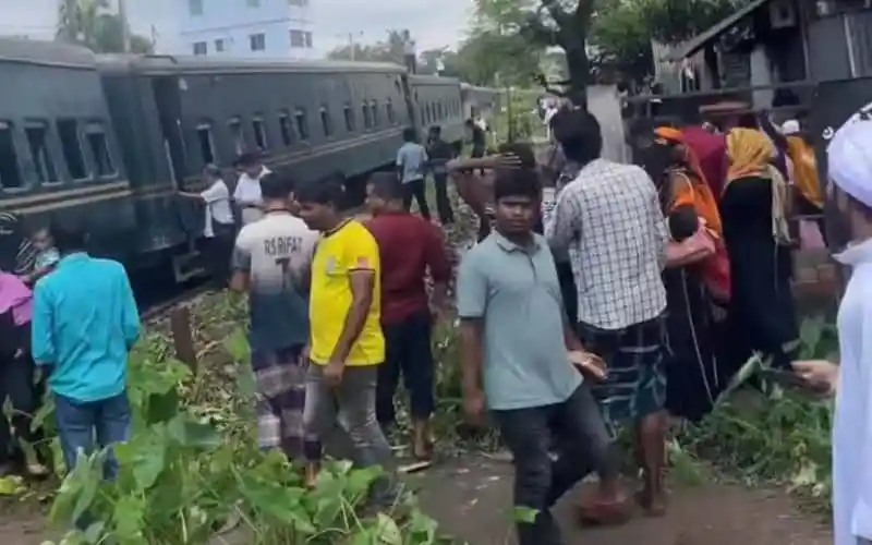 ঢাকা-ময়মনসিংহ রুটে ট্রেনের বগি লাইনচ্যুত: ট্রেন চলাচল বন্ধ