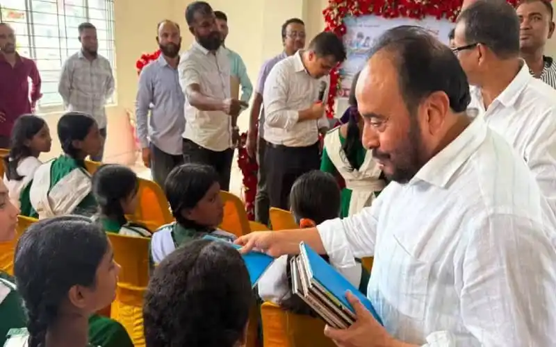শিক্ষার্থীদের হাতে বই বিতরণ করছেন অতিথি ও শিক্ষকরা. Channel i News - চ্যানেল আই নিউজ