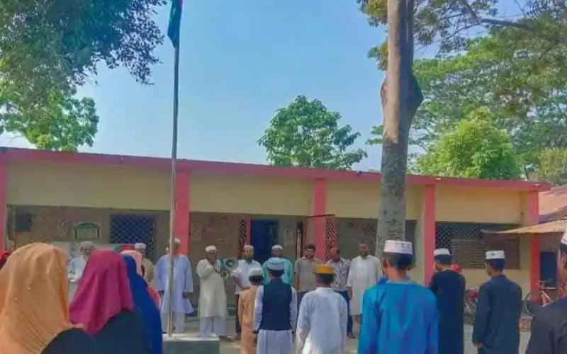 কুড়ুলগাছি দাখিল মাদ্রাসার পরীক্ষার্থীরা পরীক্ষার জন্য প্রস্তুত. Channel i News - চ্যানেল আই নিউজ