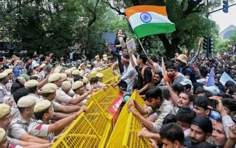 ভারতীয় পতাকা নিয়ে প্রতিবাদকারীদের সমাবেশ, পুলিশ বাধা দিচ্ছে. Channel i News - চ্যানেল আই নিউজ