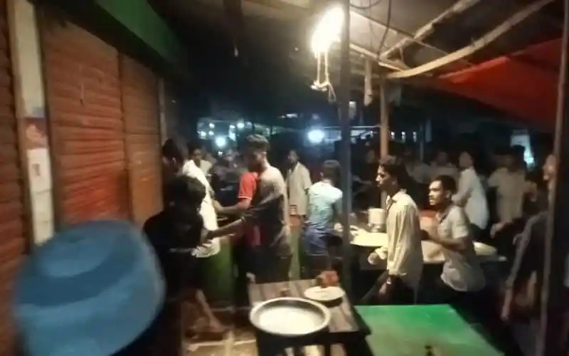 বিবাদরত শিক্ষার্থীরা রাস্তায় সংঘর্ষে জড়িয়ে পড়েছে।. Channel i News - চ্যানেল আই নিউজ
