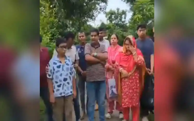 জনপ্রিয় ব্যক্তিরা পটিয়ায় স্বর্ণ ব্যবসায়ীর খোঁজে অপেক্ষা করছে।. Channel i News - চ্যানেল আই নিউজ