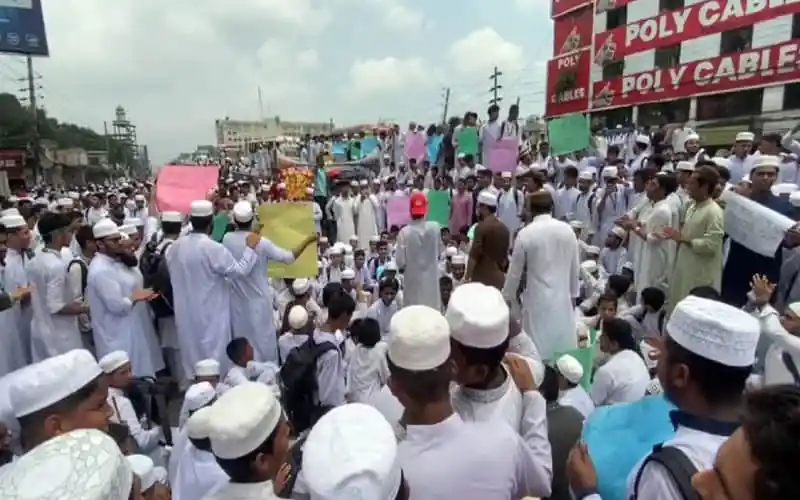 ঢাকা-ময়মনসিংহ মহাসড়কে বিক্ষোভকারীরা অবরোধ করছে. Channel i News - চ্যানেল আই নিউজ