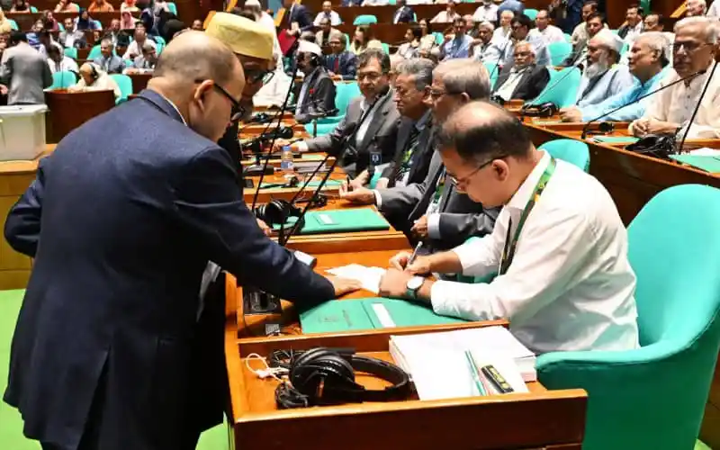 প্রধানমন্ত্রী সংসদে নিজের আসনে বসে ভোট দিচ্ছেন।. Channel i News - চ্যানেল আই নিউজ