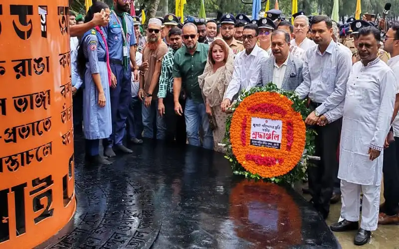 বাংলাদেশের রাজনৈতিক নেতারা শহীদ মিনারে পুষ্পস্তবক অর্পণ করছেন।. Channel i News - চ্যানেল আই নিউজ