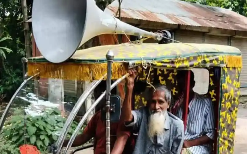 নরসিংদীতে মাদকাসক্ত নাতিকে টাকা ধার না দিতে দাদার মাইকিং