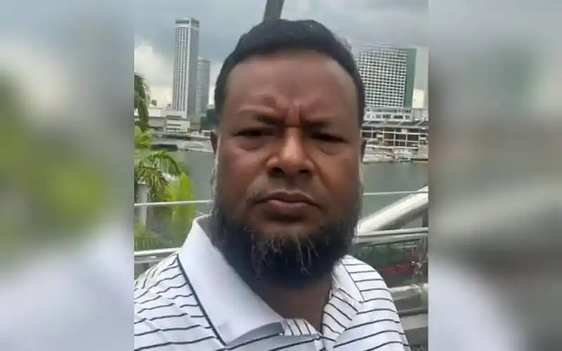 নগরীর ব্যস্ত প্যারাসেইলিং পয়েন্টে একজন পর্যটকের ছবি।. Channel i News - চ্যানেল আই নিউজ