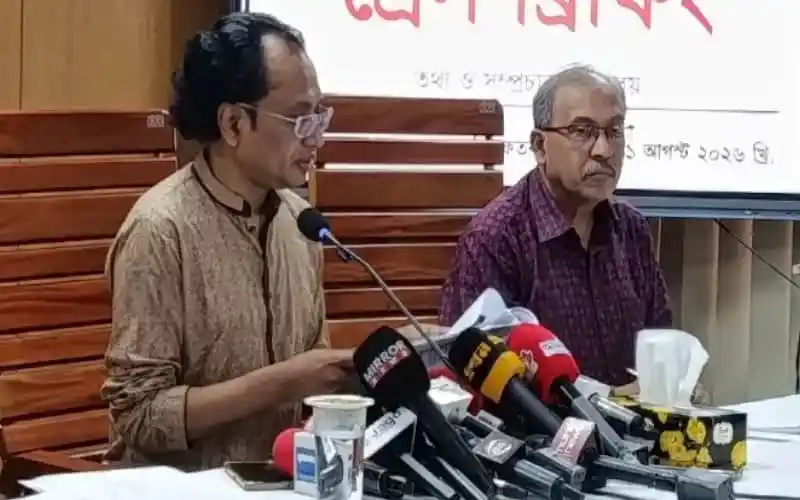 প্রধানমন্ত্রীর তথ্য উপদেষ্টা সাংবাদিকদের প্রশ্নের উত্তর দিচ্ছেন।. Channel i News - চ্যানেল আই নিউজ