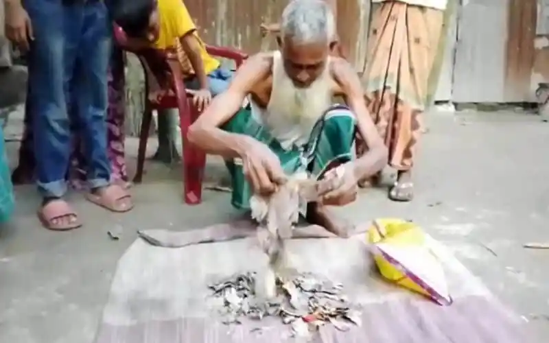 অসহায় বৃদ্ধ কৃষক ইঁদুর ও উইপোকা থেকে শেষ সম্বল ২ লাখ টাকা রক্ষা করতে চেষ্টা করছেন. Channel i News - চ্যানেল আই নিউজ
