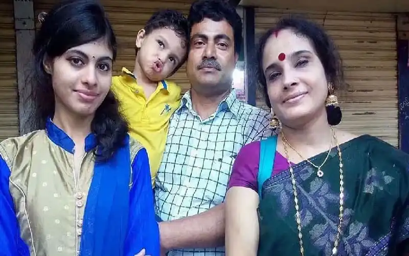 পরিবারের সঙ্গে একজন পুরুষ ও দুই নারী ছবি. Channel i News - চ্যানেল আই নিউজ