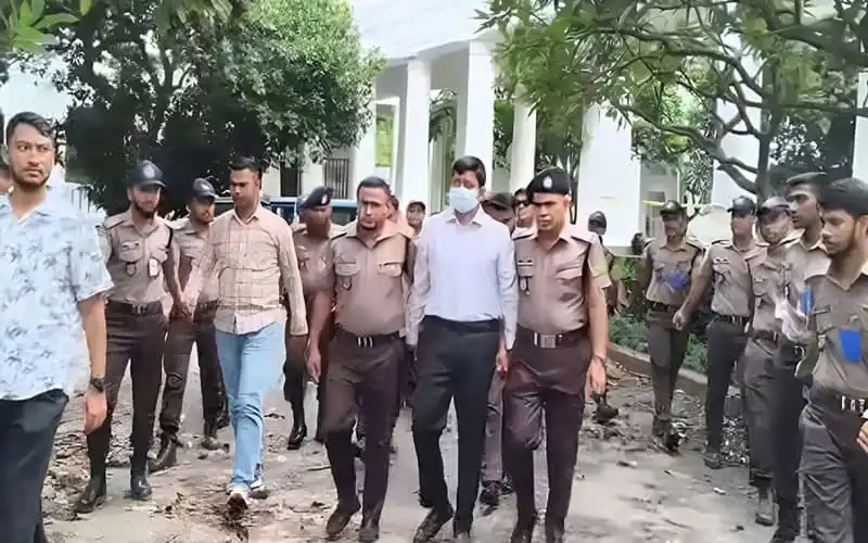 উইং কমান্ডার সাইফুরের ট্রাইব্যুনালে হাজিরের সময় নিরাপত্তা বাহিনী. Channel i News - চ্যানেল আই নিউজ