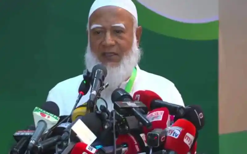 বাংলাদেশের একজন নেতা ভাষণ দিচ্ছেন, বিভিন্ন মিডিয়া ক্যামেরার সামনে. Channel i News - চ্যানেল আই নিউজ