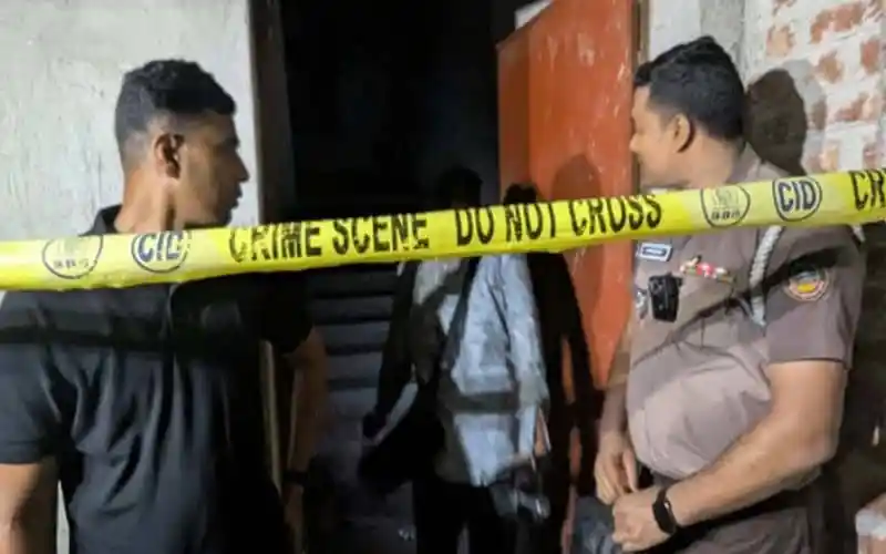 রংপুরে পরিবারের চারজনের মৃত্যুর তদন্তে পুলিশ, তদন্তকারীরা আলাপচারিতা করছে. Channel i News - চ্যানেল আই নিউজ