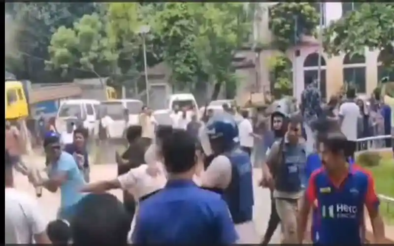 নেতার মুক্তি চেয়ে থানায় শ্রমিকদের বিক্ষোভ, পুলিশের সঙ্গে সংঘর্ষ
