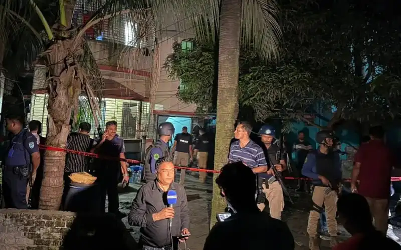সাভারে বাড়ি থেকে বোমা তৈরির সরঞ্জাম ও বোমাসহ গ্রেপ্তার ১ ছবি।. Channel i News - চ্যানেল আই নিউজ
