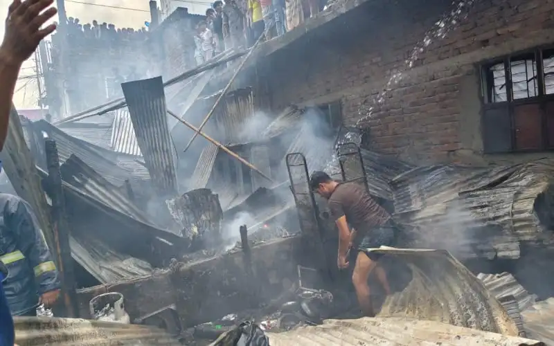 ঢাকা শ্যামলীতে টিনশেড ঘরে অগ্নিকাণ্ডের দৃশ্য, ধোঁয়া ও ক্ষতিগ্রস্ত অবকাঠামো. Channel i News - চ্যানেল আই নিউজ